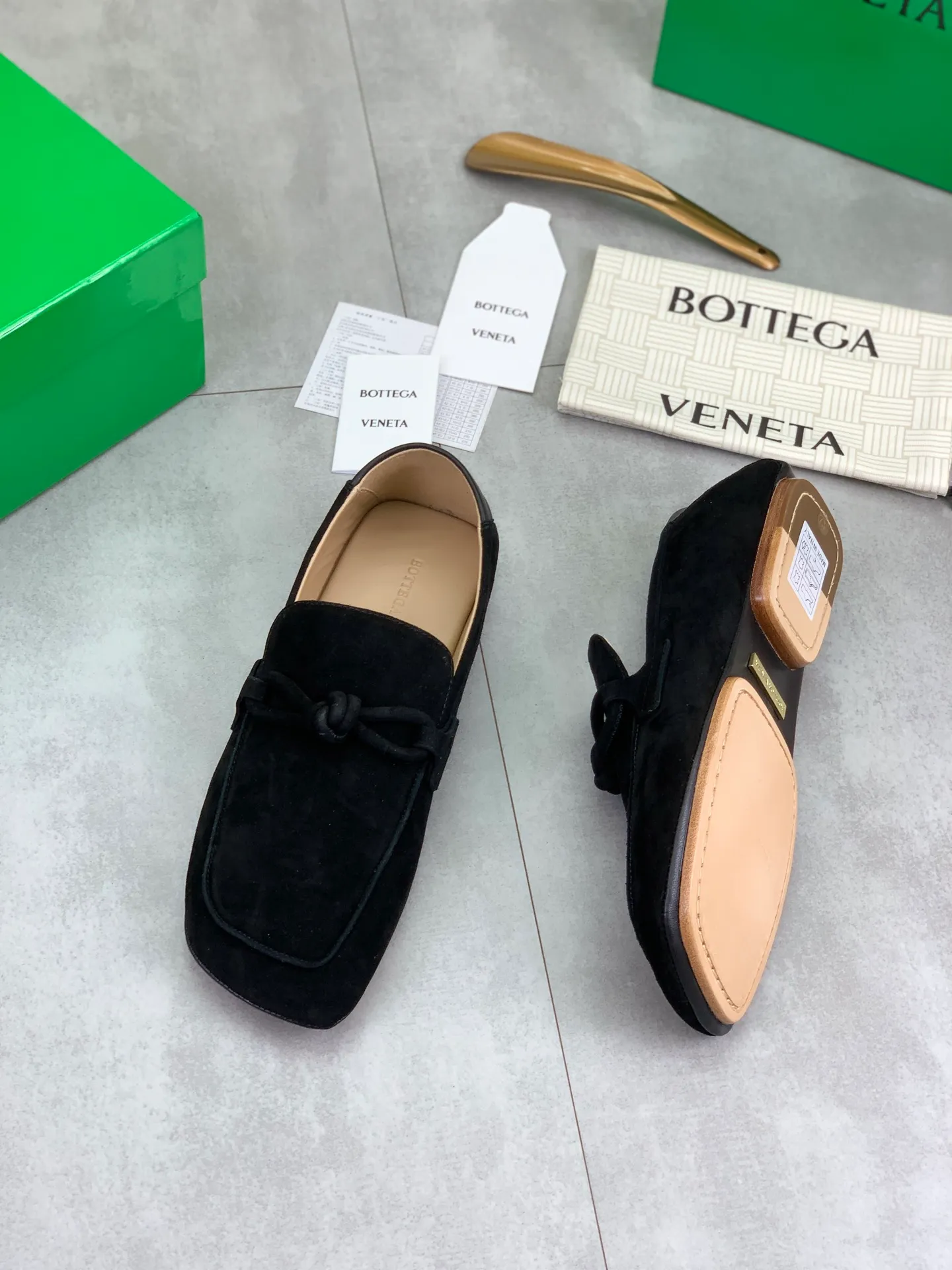Factory price P760💰Top quality (genuine leather outsole series)💎💎💎 BOTTEGA VENETA official website synchronizes the latest model, top version of the highest version of BV business leather shoes in the market, accept material comparison, shoe type comparison, process comparison, practical and texture, versatile, suitable for any occasion, the more you look at it, the more flavorful it becomes. Pure hand-woven craftsmanship - upper material, imported original hand-woven calfskin - high-quality water-dyed sheepskin lining - original private model custom-made hand-made leather outsole -Size: female 35-39 (34 40 customized) male 39-44 (38 45 customized) Comes with original BV green box, complete packaging.